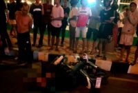 Salah satu korban terkapar di depan masjid Asy-Syuhada, Pamekasan. (ISTIMEWA)