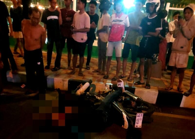 Salah satu korban terkapar di depan masjid Asy-Syuhada, Pamekasan. (ISTIMEWA)