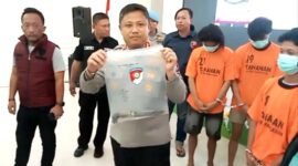 Kapolres Pamekasan, AKPB Hendra Eko Triyulianto menujukan sajam yang digunakan pelaku melakukan aksi penganiayaan hingga berujung maut. (ISTIMEWA)