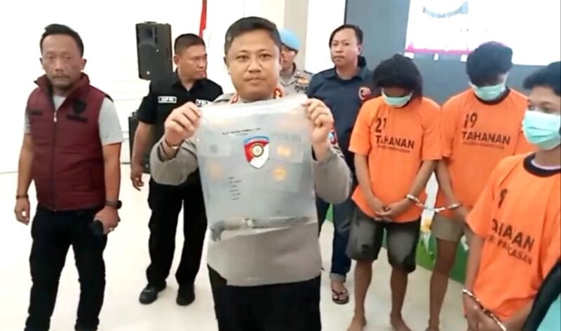 Kapolres Pamekasan, AKPB Hendra Eko Triyulianto menujukan sajam yang digunakan pelaku melakukan aksi penganiayaan hingga berujung maut. (ISTIMEWA)