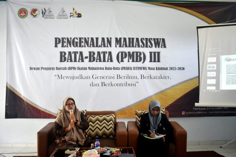 Jurnalis Klik Madura, Lailiyatun Nuriyah (kiri) saat menjadi pemateri pada kegiatan PMB III, DPD IMABA Istimewa. (KLIKMADURA)