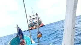 Nelayan saat berada di sekitar kapal induk milik PT KEI yang diduga tetap beroperasi melakukan survei seismik di laut Kangean. (KHOIRUL FOR KLIKMADURA)