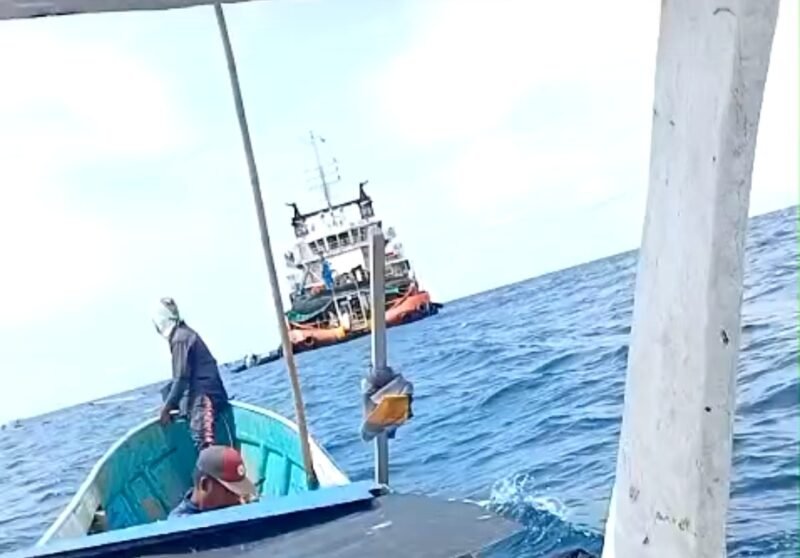 Nelayan saat berada di sekitar kapal induk milik PT KEI yang diduga tetap beroperasi melakukan survei seismik di laut Kangean. (KHOIRUL FOR KLIKMADURA)