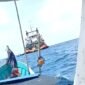 Nelayan saat berada di sekitar kapal induk milik PT KEI yang diduga tetap beroperasi melakukan survei seismik di laut Kangean. (KHOIRUL FOR KLIKMADURA)