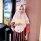 Siti Musarrofah, korban dugaan penipuan arisan saat melapor ke Mapolres Sampang. (KLIKMADURA)