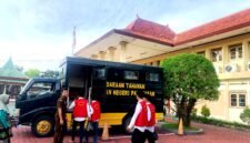 Lima tersangka kasus pemalsuan dokumen pilkades PAW Desa Gugul, Kecamatan Tlanakan menuju mobil tahanan usai sidang beberapa waktu lalu. (DOK. KLIKMADURA)