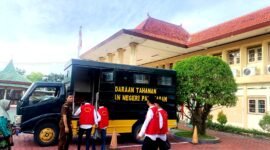 Lima tersangka kasus pemalsuan dokumen pilkades PAW Desa Gugul, Kecamatan Tlanakan menuju mobil tahanan usai sidang beberapa waktu lalu. (DOK. KLIKMADURA)