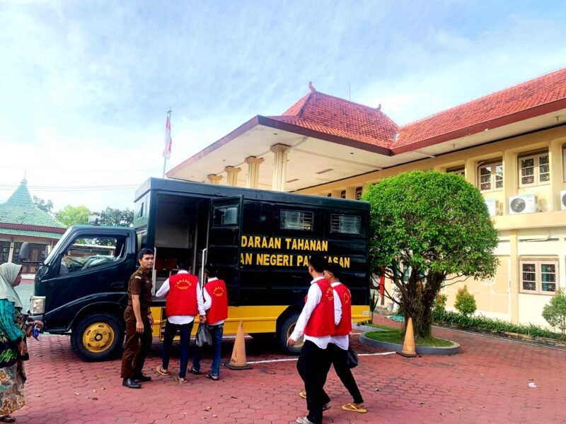 Lima tersangka kasus pemalsuan dokumen pilkades PAW Desa Gugul, Kecamatan Tlanakan menuju mobil tahanan usai sidang beberapa waktu lalu. (DOK. KLIKMADURA)