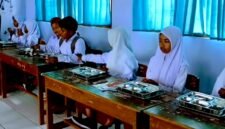 Siswa-siswi SDN Candi Burung 1 saat menikmati MBG beberapa waktu lalu. (ISTIMEWA)