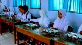 Siswa-siswi SDN Candi Burung 1 saat menikmati MBG beberapa waktu lalu. (ISTIMEWA)