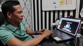 Kepala Desa Labuhan, Kecamatan Sreseh, Kabupaten Sampang, Jawahir menunjukkan aplikasi Simdes Labuhan Manis. (PRENGKI WIRANANDA / KLIKMADURA)