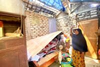 Hasanah menunjukkan rumahnya yang dirusak di Jalan Purba, Nomor 96, Kelurahan Barkot, Kota Pamekasan. (DOK. KLIKMADURA)