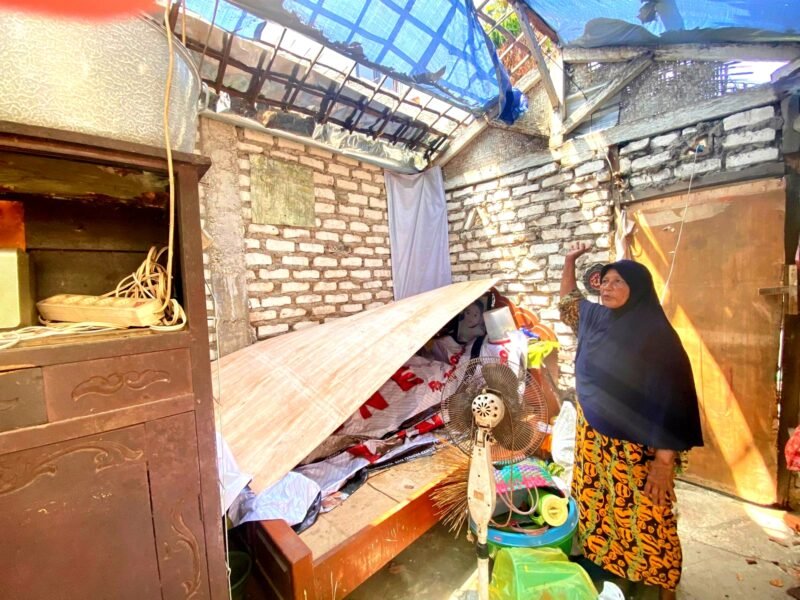 Hasanah menunjukkan rumahnya yang dirusak di Jalan Purba, Nomor 96, Kelurahan Barkot, Kota Pamekasan. (DOK. KLIKMADURA)