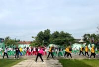 Siswa-siswi SMAN 4 Pamekasan antusias mengikuti senam yang diselenggarakan Disporapar Pamekasan. (LAILIYATUN NURIYAH / KLIKMADURA)