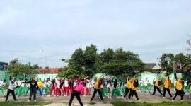 Siswa-siswi SMAN 4 Pamekasan antusias mengikuti senam yang diselenggarakan Disporapar Pamekasan. (LAILIYATUN NURIYAH / KLIKMADURA)