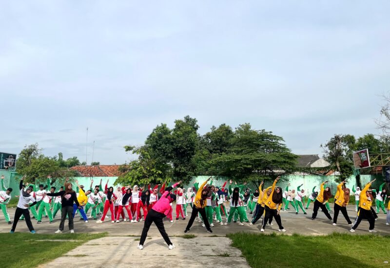 Siswa-siswi SMAN 4 Pamekasan antusias mengikuti senam yang diselenggarakan Disporapar Pamekasan. (LAILIYATUN NURIYAH / KLIKMADURA)