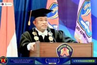 Rektor Unira, Dr. Drs. Ec. Gazali, M.M., saat menyampaikan sambutan pada kegiatan wisuda sarjana dan pascasarjana ke-36 di Hotel Odaita, Pamekasan. (KLIKMADURA)