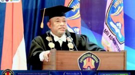 Rektor Unira, Dr. Drs. Ec. Gazali, M.M., saat menyampaikan sambutan pada kegiatan wisuda sarjana dan pascasarjana ke-36 di Hotel Odaita, Pamekasan. (KLIKMADURA)