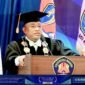 Rektor Unira, Dr. Drs. Ec. Gazali, M.M., saat menyampaikan sambutan pada kegiatan wisuda sarjana dan pascasarjana ke-36 di Hotel Odaita, Pamekasan. (KLIKMADURA)