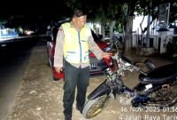 Personel Polres Sampang memperlihatkan motor yang diamankan karena terlibat balap liar. (POLRES SAMPANG FOR KLIKMADURA)
