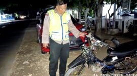 Personel Polres Sampang memperlihatkan motor yang diamankan karena terlibat balap liar. (POLRES SAMPANG FOR KLIKMADURA)