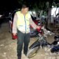 Personel Polres Sampang memperlihatkan motor yang diamankan karena terlibat balap liar. (POLRES SAMPANG FOR KLIKMADURA)