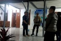 Personel Polres Sampang melakukan olah TKP di Dusun Bensareh, Desa Rapa Laok, Kecamatan Omben, Sampang. (KLIKMADURA)