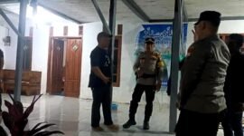 Personel Polres Sampang melakukan olah TKP di Dusun Bensareh, Desa Rapa Laok, Kecamatan Omben, Sampang. (KLIKMADURA)
