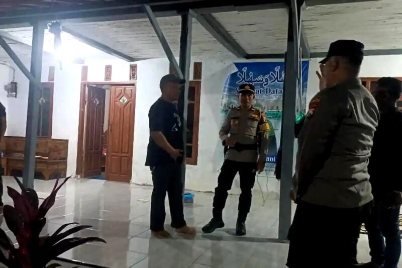 Personel Polres Sampang melakukan olah TKP di Dusun Bensareh, Desa Rapa Laok, Kecamatan Omben, Sampang. (KLIKMADURA)