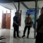 Personel Polres Sampang melakukan olah TKP di Dusun Bensareh, Desa Rapa Laok, Kecamatan Omben, Sampang. (KLIKMADURA)