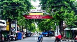 Pengendara sepeda motor melintas di kawasan para pedagang kaki lima (PKL) Sae Salera, tepatnya di Jalan Niaga, Pamekasan. (MOH. IQBALUL KHAVEI MZ / KLIKMADURA)