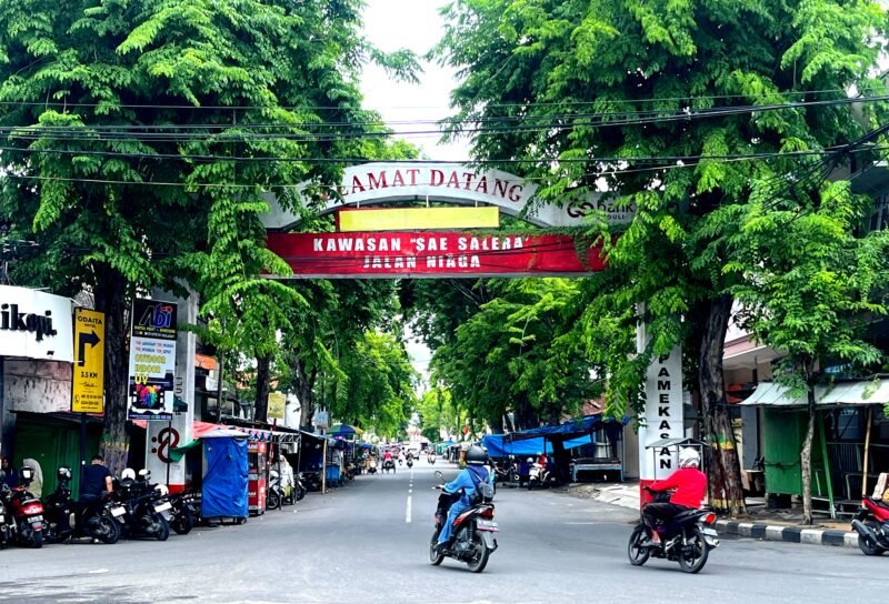 Pengendara sepeda motor melintas di kawasan para pedagang kaki lima (PKL) Sae Salera, tepatnya di Jalan Niaga, Pamekasan. (MOH. IQBALUL KHAVEI MZ / KLIKMADURA)