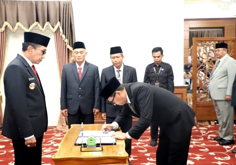 Staf Ahli Bupati Bidang Ekonomi, Keuangan, dan Pembangunan, Setkab Pamekasan, Masrukin, S.Sos., M.Si saat menandatangani SK jabatan. (KLIKMADURA)