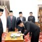 Staf Ahli Bupati Bidang Ekonomi, Keuangan, dan Pembangunan, Setkab Pamekasan, Masrukin, S.Sos., M.Si saat menandatangani SK jabatan. (KLIKMADURA)
