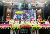 Suasana haru perayaan Milad Majelis Sholawat Tangga Seribu di Jalan Basar, Kampung Sobih, Kelurahan Bugih, Pamekasan. (MOH. IQBALUL KHAVEI MZ / KLIKMADURA)