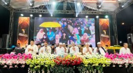 Suasana haru perayaan Milad Majelis Sholawat Tangga Seribu di Jalan Basar, Kampung Sobih, Kelurahan Bugih, Pamekasan. (MOH. IQBALUL KHAVEI MZ / KLIKMADURA)