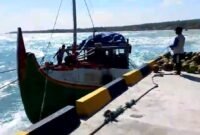 Warga berada di sekitar Pelabuhan Sapudi, Sumenep. (ISTIMEWA)