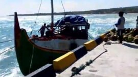 Warga berada di sekitar Pelabuhan Sapudi, Sumenep. (ISTIMEWA)