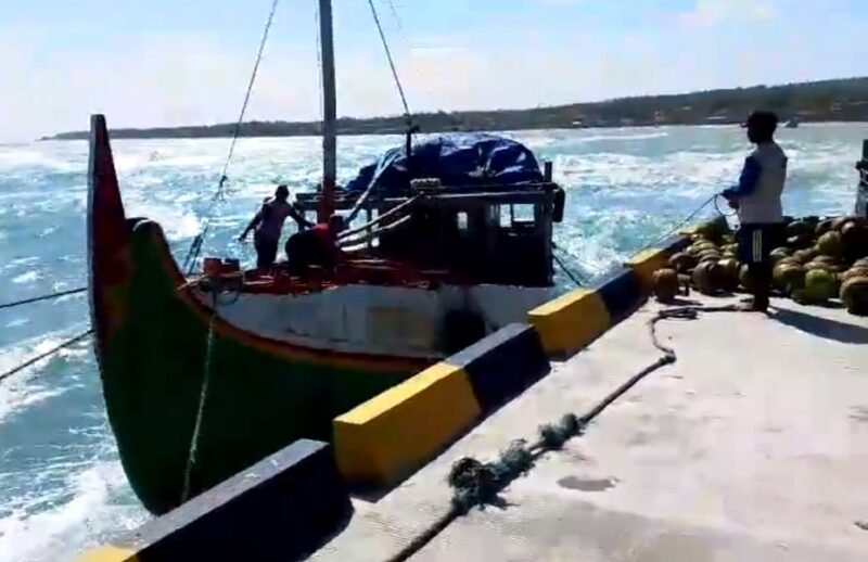 Warga berada di sekitar Pelabuhan Sapudi, Sumenep. (ISTIMEWA)