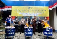 Proses pemusnahan jutaan batang rokok ilegal di Kantor Bea Cukai Madura. (MOH. IQBALUL KHAVEI MZ / KLIKMADURA)