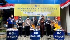 Proses pemusnahan jutaan batang rokok ilegal di Kantor Bea Cukai Madura. (MOH. IQBALUL KHAVEI MZ / KLIKMADURA)