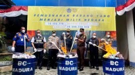 Proses pemusnahan jutaan batang rokok ilegal di Kantor Bea Cukai Madura. (MOH. IQBALUL KHAVEI MZ / KLIKMADURA)