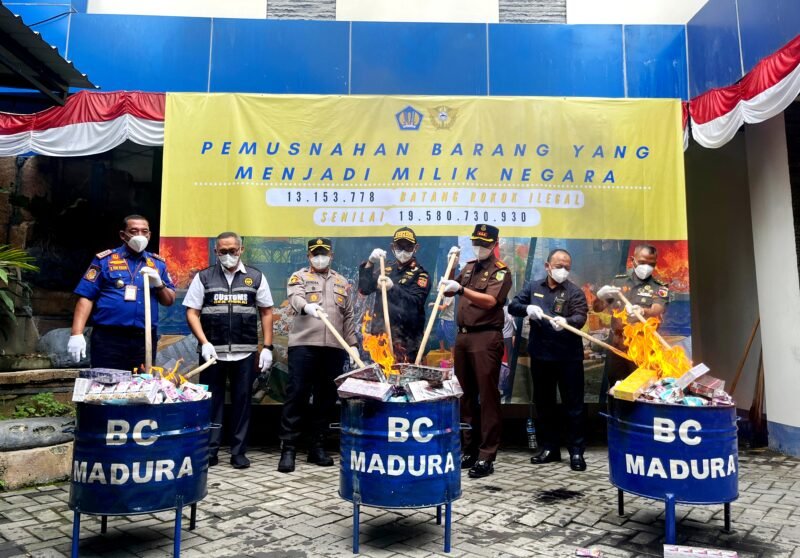 Proses pemusnahan jutaan batang rokok ilegal di Kantor Bea Cukai Madura. (MOH. IQBALUL KHAVEI MZ / KLIKMADURA)