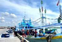 Sejumlah nelayan berada di atas kapal yang sandar di Pelabuhan Branta, Desa Branta Pesisir, Kecamatan Tlanakan, Pamekasan. (LAILIYATUN NURIYAH / KLIKMADURA)