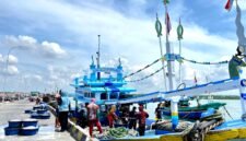 Sejumlah nelayan berada di atas kapal yang sandar di Pelabuhan Branta, Desa Branta Pesisir, Kecamatan Tlanakan, Pamekasan. (LAILIYATUN NURIYAH / KLIKMADURA)