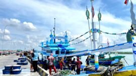 Sejumlah nelayan berada di atas kapal yang sandar di Pelabuhan Branta, Desa Branta Pesisir, Kecamatan Tlanakan, Pamekasan. (LAILIYATUN NURIYAH / KLIKMADURA)