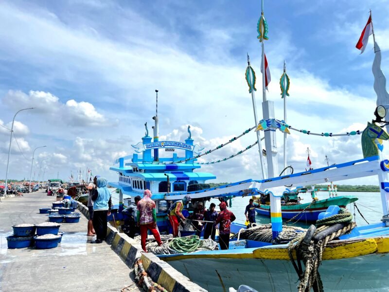 Sejumlah nelayan berada di atas kapal yang sandar di Pelabuhan Branta, Desa Branta Pesisir, Kecamatan Tlanakan, Pamekasan. (LAILIYATUN NURIYAH / KLIKMADURA)