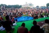 Ribuan warga Kangean saat mengikuti istighasah penolakan terhadap aktivitas eksploitasi migas di alun-alun Arjasa, Kangean. (ISTIMEWA)