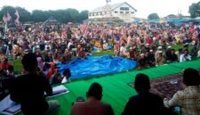 Ribuan warga Kangean saat mengikuti istighasah penolakan terhadap aktivitas eksploitasi migas di alun-alun Arjasa, Kangean. (ISTIMEWA)