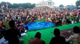 Ribuan warga Kangean saat mengikuti istighasah penolakan terhadap aktivitas eksploitasi migas di alun-alun Arjasa, Kangean. (ISTIMEWA)